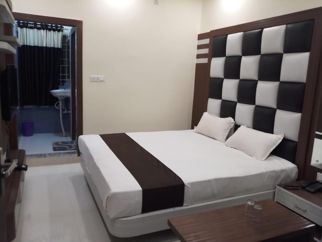 Hotel R K Residency מוזאפרפור מראה חיצוני תמונה