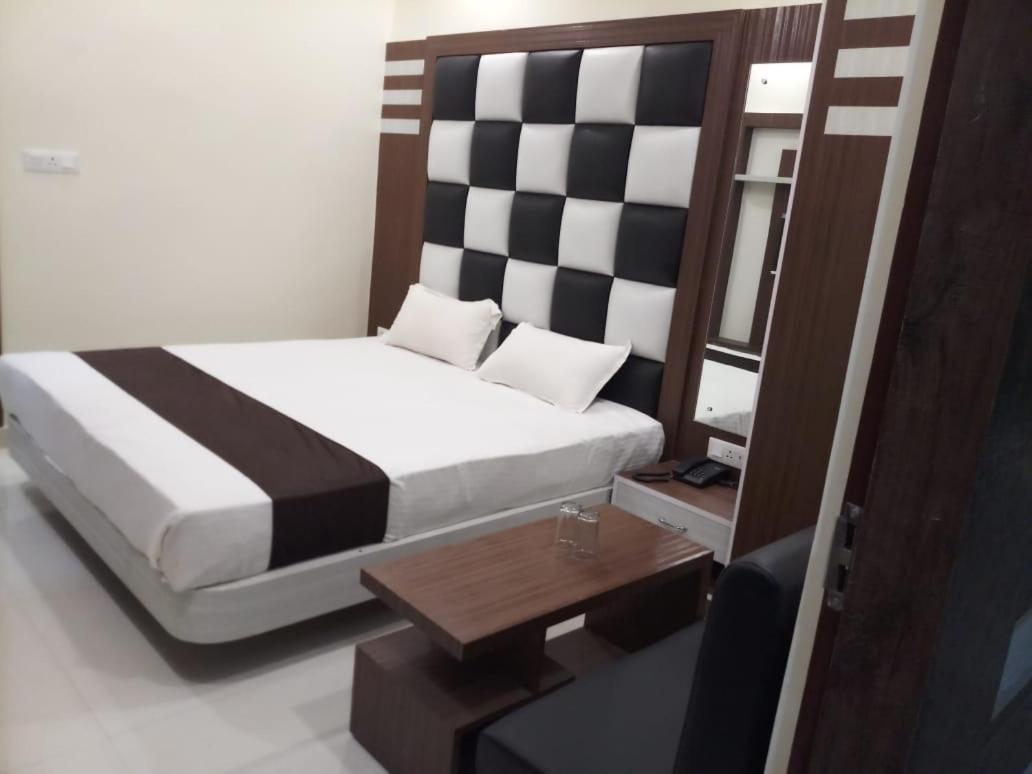 Hotel R K Residency מוזאפרפור מראה חיצוני תמונה
